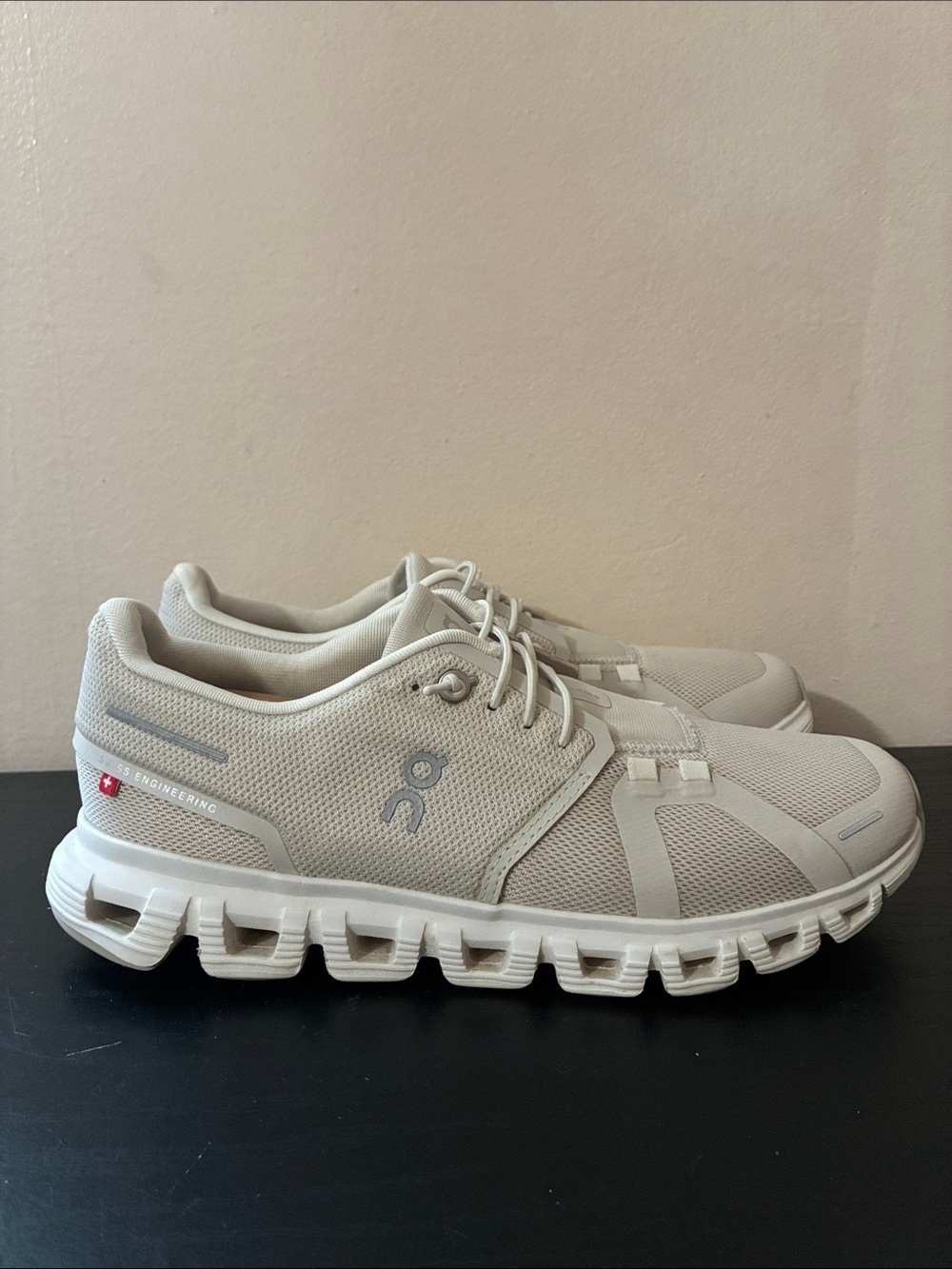 On Women's Cloud 6 lifestyle sneakers size 8
